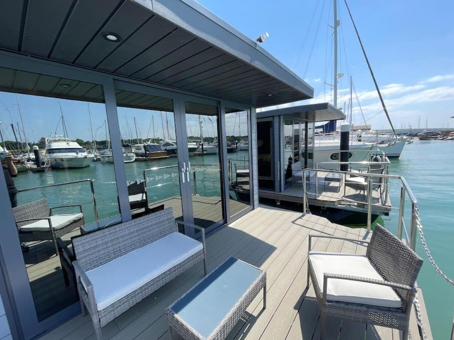 Yarmouth Waterlodge Floating Apartments 2 外观 照片