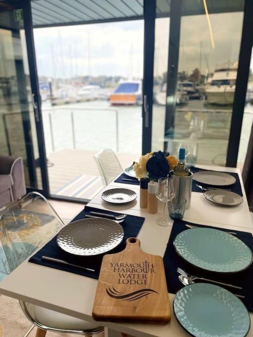 Yarmouth Waterlodge Floating Apartments 2 外观 照片