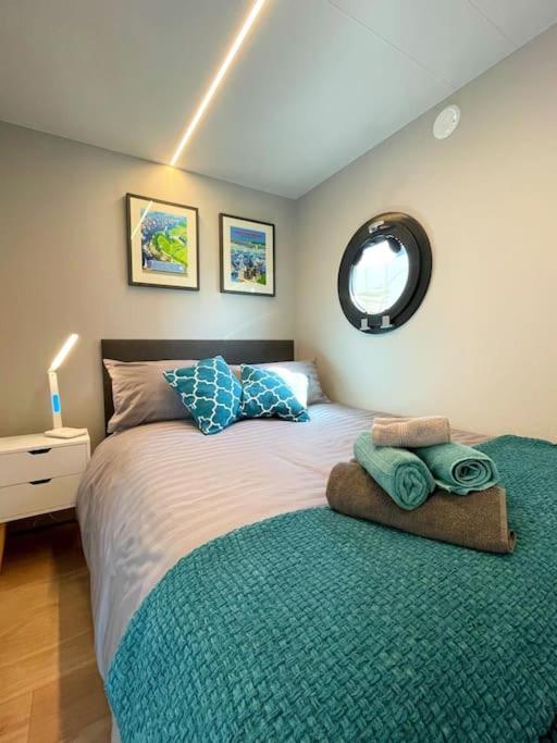 Yarmouth Waterlodge Floating Apartments 2 外观 照片