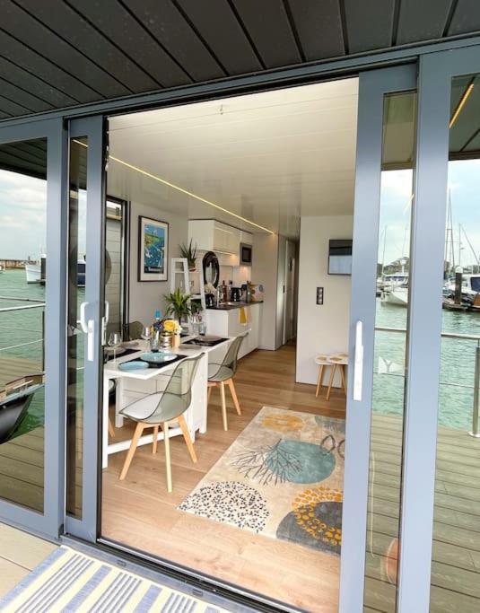 Yarmouth Waterlodge Floating Apartments 2 外观 照片