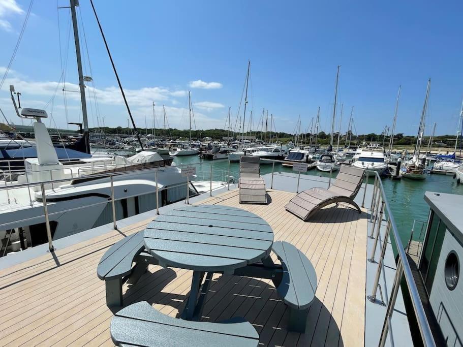 Yarmouth Waterlodge Floating Apartments 2 外观 照片